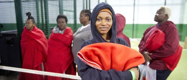 Un'immigrata africana in un centro sportivo trasformato in centro di accoglienza a Tarifa, 12 agosto 2014 (MARCOS MORENO/AFP/Getty Images)