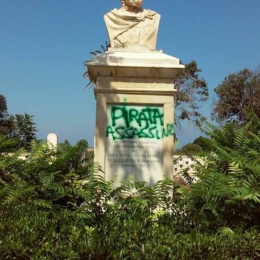 Marsala, “Pirata assassino” sul busto di Garibaldi. Suona la sveglia…