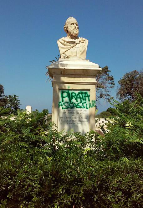 Scritta 'pirata assassino' su busto Garibaldi a Marsala
