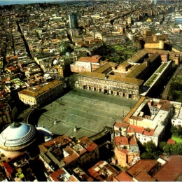La storia cancellata/Abbattono le statue nel mondo ma quella di Garibaldi a Napoli resiste. E Largo di Palazzo è ancora Piazza del Plebiscito…