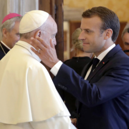 Il Papa e l’agnostico Macron: intesa e carezze