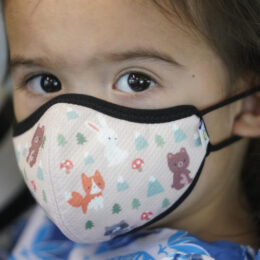 La mascherina presenta il conto ai bambini: boom di infezioni