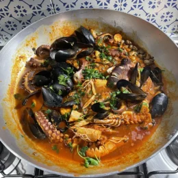 Zuppa di cozze napoletana con la ricetta segreta di zi Teresa a Borgo Marinari, così è perfetta per il Giovedì Santo